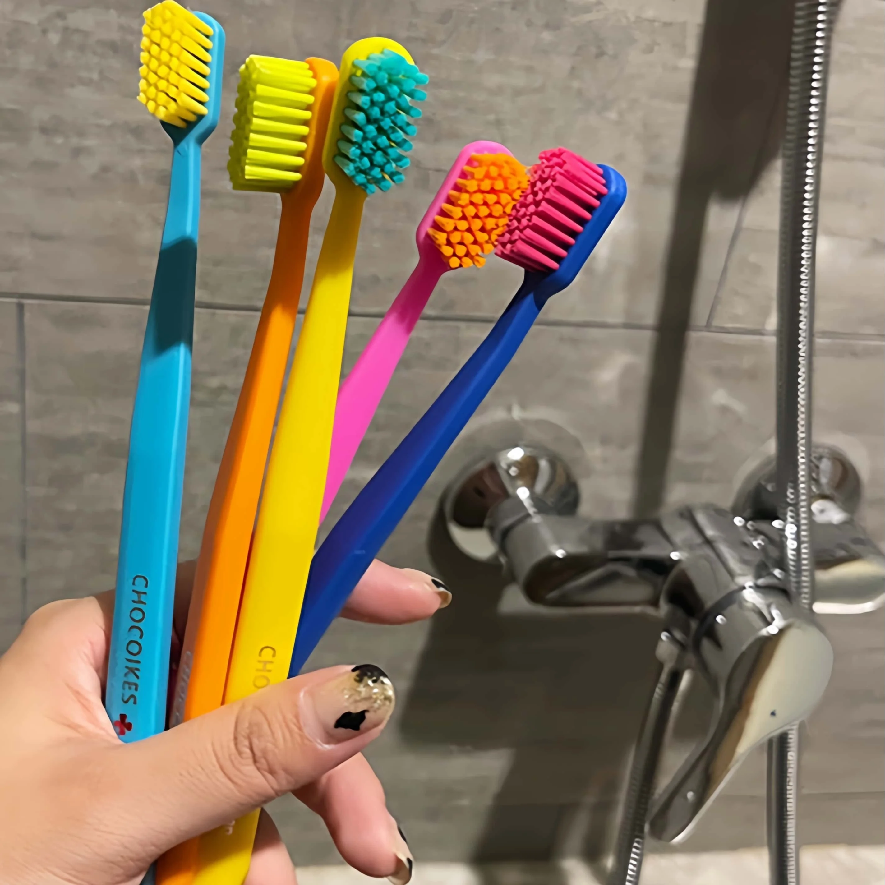 Bamboo Toothbrush - チョコレートスイスケアリングソフトナイロン毛歯ブラシセット5パック、人間工学に基づいたハンドル、旅行やホテルに最適